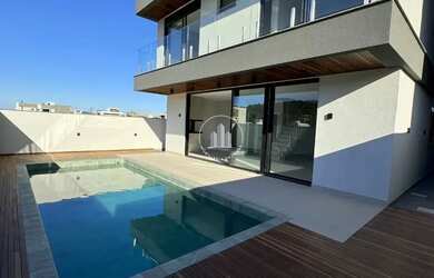 Imagem: A casa possui 3 Dormitórios, 4 Banheiros, 2 Vagas na garagem