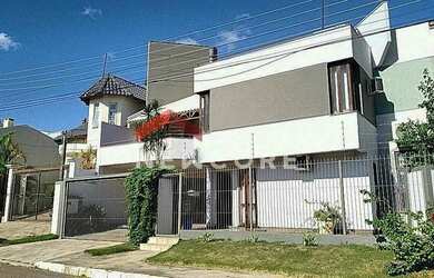 Imagem: A casa possui 3 Dormitórios, 2 Banheiros, 2 Vagas na garagem