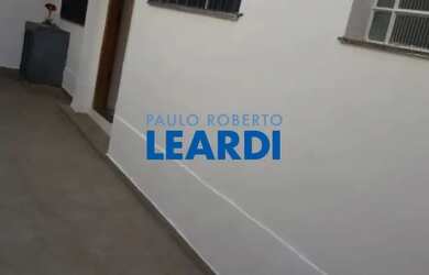 Imagem: A casa possui 3 Dormitórios, 1 Banheiro, 3 Vagas na garagem