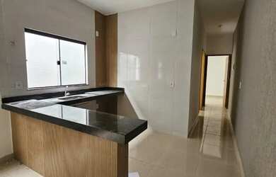 Imagem: A casa possui 3 Dormitórios, 2 Banheiros, 2 Vagas na garagem