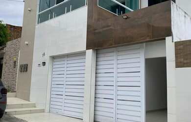 Imagem: A casa possui 3 Dormitórios, 2 Banheiros, 2 Vagas na garagem