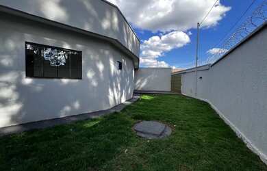 Imagem: A casa possui 3 Dormitórios, 2 Banheiros, 2 Vagas na garagem