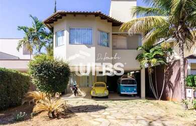 Imagem: A casa possui 4 Dormitórios, 5 Banheiros, 3 Vagas na garagem