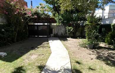 Imagem: A casa possui 4 Dormitórios, 2 Banheiros, 2 Vagas na garagem