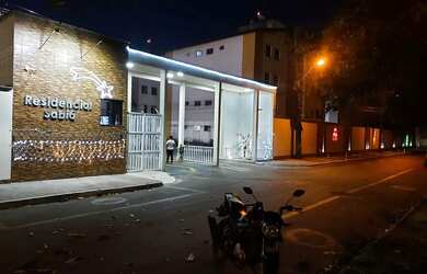 Imagem: O apartamento possui 2 Dormitórios, 1 Banheiro, 1 Vaga na garagem