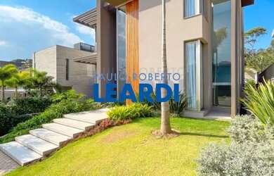 Imagem: A casa em condomínio possui 4 Dormitórios, 4 Banheiros, 4