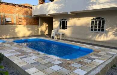 Imagem: A casa possui 3 Dormitórios, 1 Banheiro, 2 Vagas na garagem