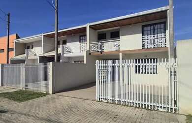 Imagem: A casa possui 3 Dormitórios, 2 Banheiros, 3 Vagas na garagem