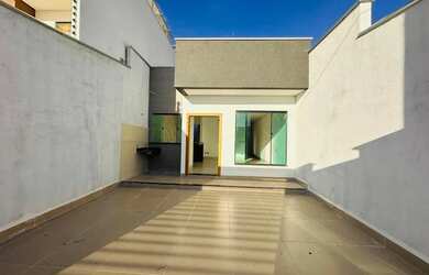 Imagem: A casa possui 3 Dormitórios, 2 Banheiros, 1 Vaga na garagem