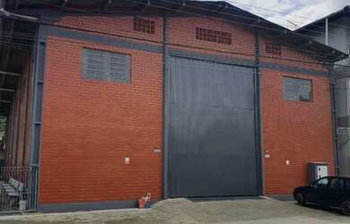 Imagem: O depósito possui 5 Vagas na garagem, 525m² de Área e está