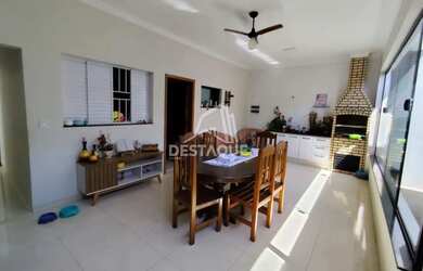 Imagem: A casa possui 3 Dormitórios, 3 Banheiros, 2 Vagas na garagem