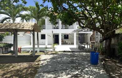 Imagem: A casa possui 5 Dormitórios, 4 Banheiros, 5 Vagas na garagem