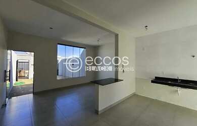 Imagem: A casa possui 2 Dormitórios, 2 Banheiros, 2 Vagas na garagem