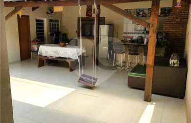 Imagem: A casa possui 4 Dormitórios, 2 Banheiros, 2 Vagas na garagem