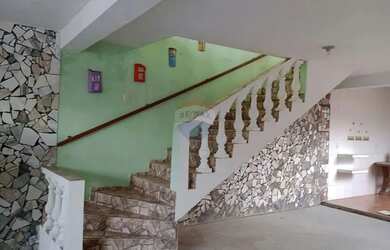 Imagem: A casa possui 4 Dormitórios, 3 Banheiros, 4 Vagas na garagem