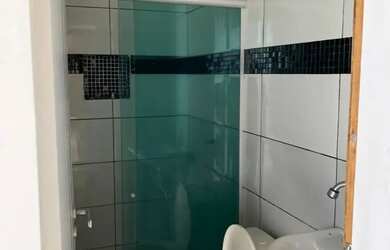 Imagem: A casa possui 3 Dormitórios, 1 Banheiro, 2 Vagas na garagem