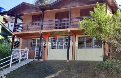 Imagem: A casa possui 4 Dormitórios, 2 Banheiros, 2 Vagas na garagem