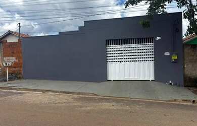 Imagem: A casa possui 2 Dormitórios, 3 Banheiros, 3 Vagas na garagem