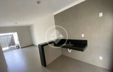 Imagem: A casa possui 2 Dormitórios, 2 Banheiros, 1 Vaga na garagem