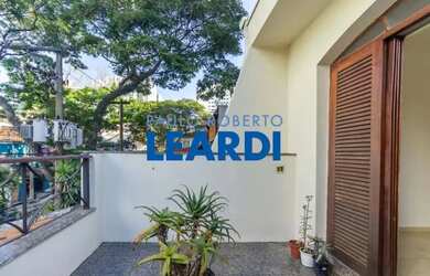 Imagem: A casa possui 2 Dormitórios, 2 Banheiros, 2 Vagas na garagem