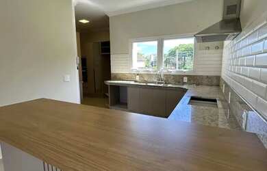 Imagem: A casa possui 4 Dormitórios, 3 Banheiros, 4 Vagas na garagem