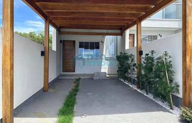 Imagem: A casa possui 2 Dormitórios, 3 Banheiros, 1 Vaga na garagem