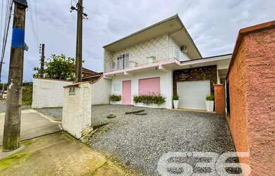 Imagem: A casa possui 3 Dormitórios, 2 Banheiros, 5 Vagas na garagem