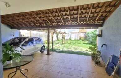 Imagem: A casa possui 2 Dormitórios, 3 Banheiros, 5 Vagas na garagem