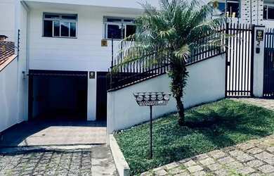 Imagem: A casa possui 3 Dormitórios, 4 Banheiros, 4 Vagas na garagem