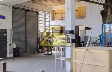 Imagem: O depósito possui 4 Vagas na garagem, 370m² de Área e está