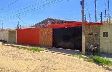 Imagem: A casa possui 3 Dormitórios, 1 Banheiro, 2 Vagas na garagem