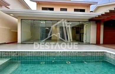 Imagem: A casa em condomínio possui 4 Dormitórios, 5 Banheiros, 5