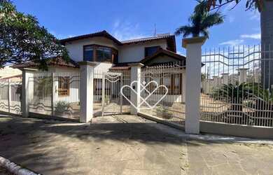 Imagem: A casa possui 4 Dormitórios, 2 Banheiros, 4 Vagas na garagem