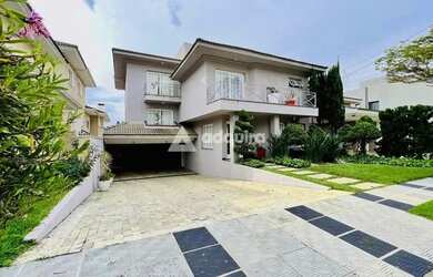 Imagem: A casa em condomínio possui 4 Dormitórios, 3 Banheiros, 4