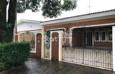 Imagem: A casa possui 3 Dormitórios, 2 Banheiros, 3 Vagas na garagem