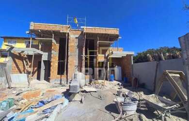 Imagem: A casa possui 3 Dormitórios, 2 Banheiros, 2 Vagas na garagem