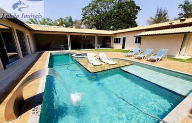 Imagem: A casa em condomínio possui 5 Dormitórios, 5 Banheiros, 2