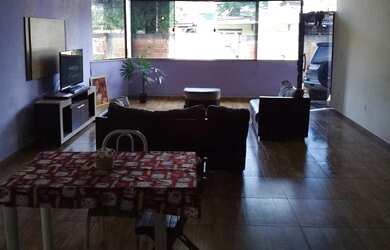 Imagem: A casa possui 3 Dormitórios, 2 Banheiros, 2 Vagas na garagem