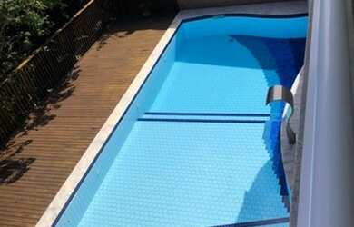 Imagem: A casa possui 4 Dormitórios, 5 Banheiros, 4 Vagas na garagem