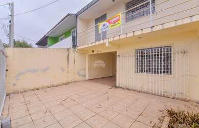 Imagem: A casa possui 3 Dormitórios, 2 Banheiros, 3 Vagas na garagem