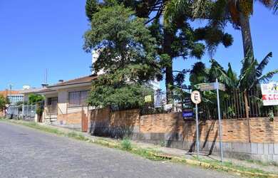 Imagem: A casa possui 3 Dormitórios, 2 Banheiros, 2 Vagas na garagem