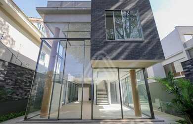 Imagem: A casa em condomínio possui 4 Dormitórios, 5 Banheiros, 5