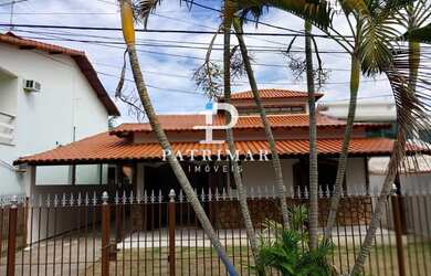 Imagem: A casa possui 5 Dormitórios, 4 Banheiros, 5 Vagas na garagem