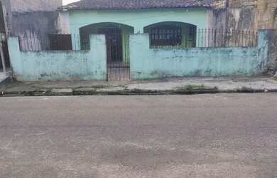 Imagem: A casa possui 3 Dormitórios, 1 Banheiro, 1 Vaga na garagem