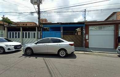 Imagem: A casa possui 3 Dormitórios, 1 Banheiro, 2 Vagas na garagem