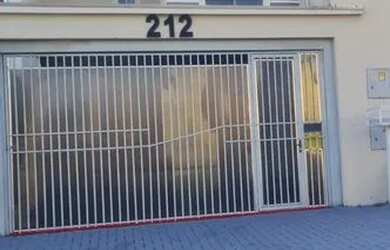 Imagem: A casa possui 2 Dormitórios, 2 Banheiros, 2 Vagas na garagem