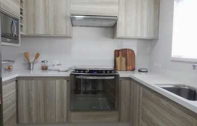 Imagem: A casa possui 3 Dormitórios, 3 Banheiros, 2 Vagas na garagem