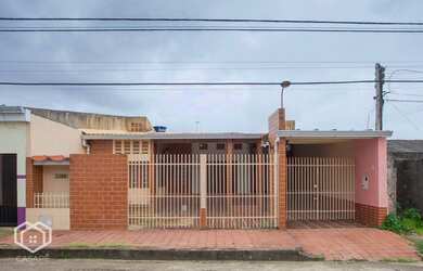 Imagem: A casa possui 3 Dormitórios, 2 Banheiros, 1 Vaga na garagem