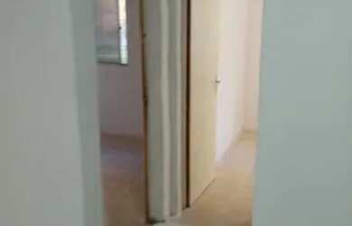 Imagem: O apartamento possui 2 Dormitórios, 1 Banheiro, 2 Vagas na