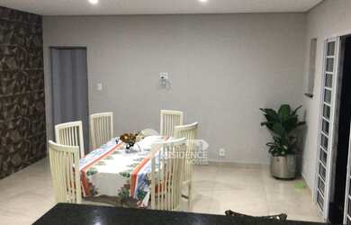 Imagem: A casa possui 3 Dormitórios, 3 Banheiros, 2 Vagas na garagem